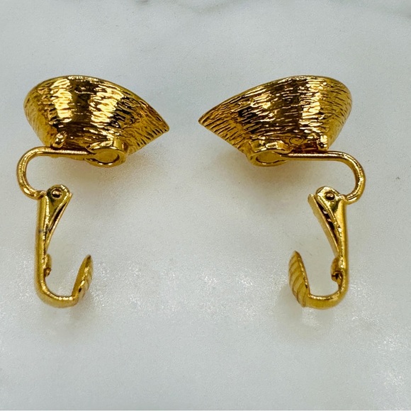 Vintage Avon Clip On Earrings Purple Glass Gem Gold Tone 2 Pair Tear Drop Scroll - Picture 4 of 9